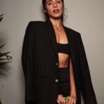 Esmeralda Pimentel Instagram - Esa noche se queda en mi corazón como una prueba del poder de la amistad. 💕

Les ha pasado estar cumpliendo un sueño, tener la alegría mas sincera y la tristeza más profunda, at the same time? 
Ese día fue así. 
Pero mis amigas me sostuvieron, me acompañaron, me animaron, me hicieron reír, bailamos, cantamos, me recordaron que esa tristeza también pasaría, así como también aquel sueño, pronto sería un hermoso recuerdo. 

Lo único permanente es el cambio, y con él la transformación. 
Aprender a habitarnos en las alegrias pero también en las tristezas y los momentos dolorosos acompañadas de nuestra tribu, nos vuelve más resilientes, más empáticas.
Permitirnos ser sostenidas, confiar! ✨

Gracias @estachava y @robibertani por su amistad, por su ternura y su presencia. 

Y gracias a las mujeres presentes en mi vida por ser mi ejército y mi refugio.

Soy infinitamente afortunada por las personas que acompañan mi camino y me dan el privilegio de acompañarles en el suyo.

@papowaisman 📸💕
@rafapontessss 
@estachava