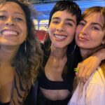 Esmeralda Pimentel Instagram - Esa noche se queda en mi corazón como una prueba del poder de la amistad. 💕

Les ha pasado estar cumpliendo un sueño, tener la alegría mas sincera y la tristeza más profunda, at the same time? 
Ese día fue así. 
Pero mis amigas me sostuvieron, me acompañaron, me animaron, me hicieron reír, bailamos, cantamos, me recordaron que esa tristeza también pasaría, así como también aquel sueño, pronto sería un hermoso recuerdo. 

Lo único permanente es el cambio, y con él la transformación. 
Aprender a habitarnos en las alegrias pero también en las tristezas y los momentos dolorosos acompañadas de nuestra tribu, nos vuelve más resilientes, más empáticas.
Permitirnos ser sostenidas, confiar! ✨

Gracias @estachava y @robibertani por su amistad, por su ternura y su presencia. 

Y gracias a las mujeres presentes en mi vida por ser mi ejército y mi refugio.

Soy infinitamente afortunada por las personas que acompañan mi camino y me dan el privilegio de acompañarles en el suyo.

@papowaisman 📸💕
@rafapontessss 
@estachava