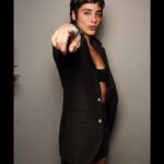 Esmeralda Pimentel Instagram - Esa noche se queda en mi corazón como una prueba del poder de la amistad. 💕

Les ha pasado estar cumpliendo un sueño, tener la alegría mas sincera y la tristeza más profunda, at the same time? 
Ese día fue así. 
Pero mis amigas me sostuvieron, me acompañaron, me animaron, me hicieron reír, bailamos, cantamos, me recordaron que esa tristeza también pasaría, así como también aquel sueño, pronto sería un hermoso recuerdo. 

Lo único permanente es el cambio, y con él la transformación. 
Aprender a habitarnos en las alegrias pero también en las tristezas y los momentos dolorosos acompañadas de nuestra tribu, nos vuelve más resilientes, más empáticas.
Permitirnos ser sostenidas, confiar! ✨

Gracias @estachava y @robibertani por su amistad, por su ternura y su presencia. 

Y gracias a las mujeres presentes en mi vida por ser mi ejército y mi refugio.

Soy infinitamente afortunada por las personas que acompañan mi camino y me dan el privilegio de acompañarles en el suyo.

@papowaisman 📸💕
@rafapontessss 
@estachava