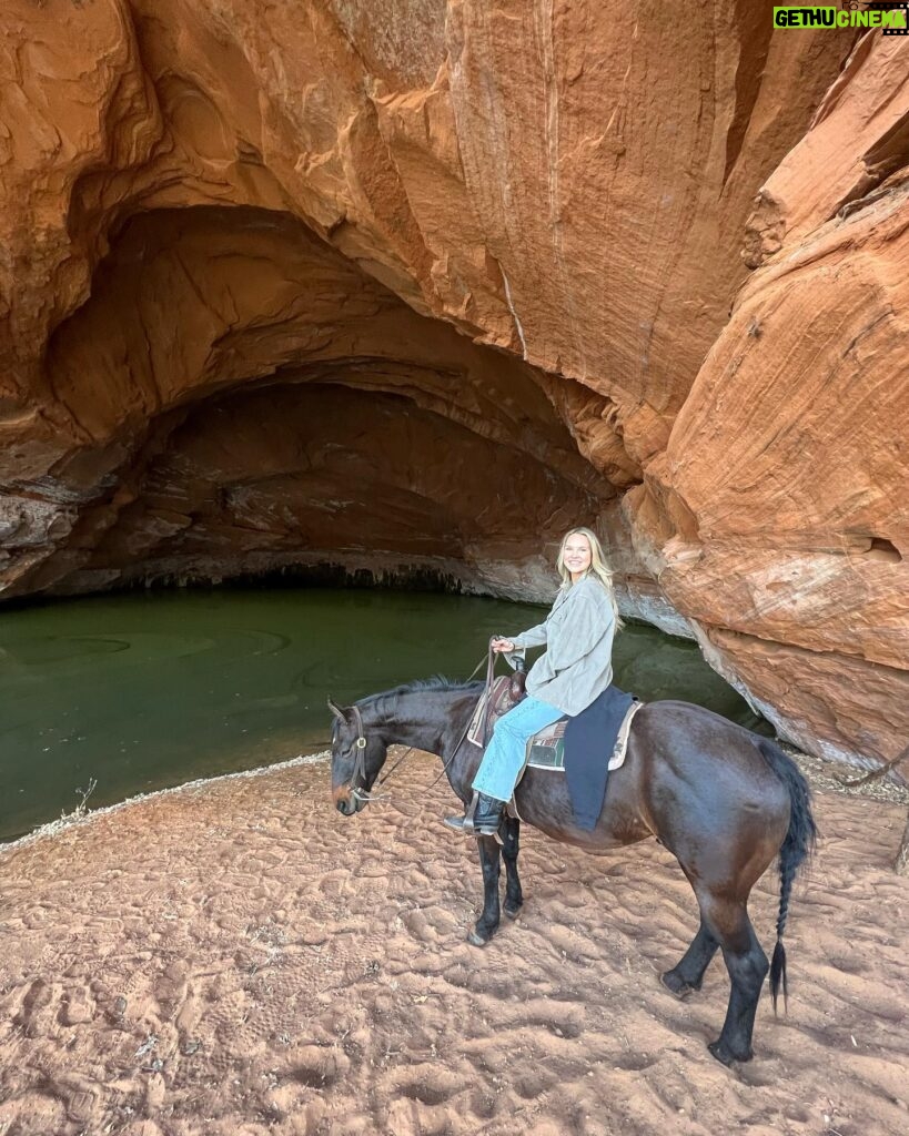 Kinsey Wolanski Instagram - This road-trip has been a dream! Every early morning before we start our work day we are on a beautiful hike and every evening 5-9pm we go on a new adventure! I feel like we have so much time in the day and having the perfect balance of adventure and work ❤🐴 @roam.outdoor.adventures