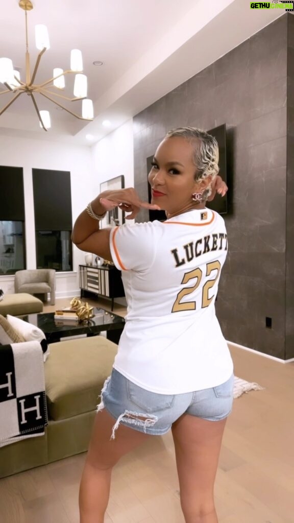 LeToya Luckett Instagram - ✨HOUSTON ASTROS✨

I’ve got the GOLD!! ✨
Loving my gold jersey!!
Thank you so much for this wonderful surprise @astros !! CONGRATULATIONS ON YOUR 2022 WORLD SERIES WIN!! Let’s do it again this season!!! GO STROS!! ✨🙌🏾