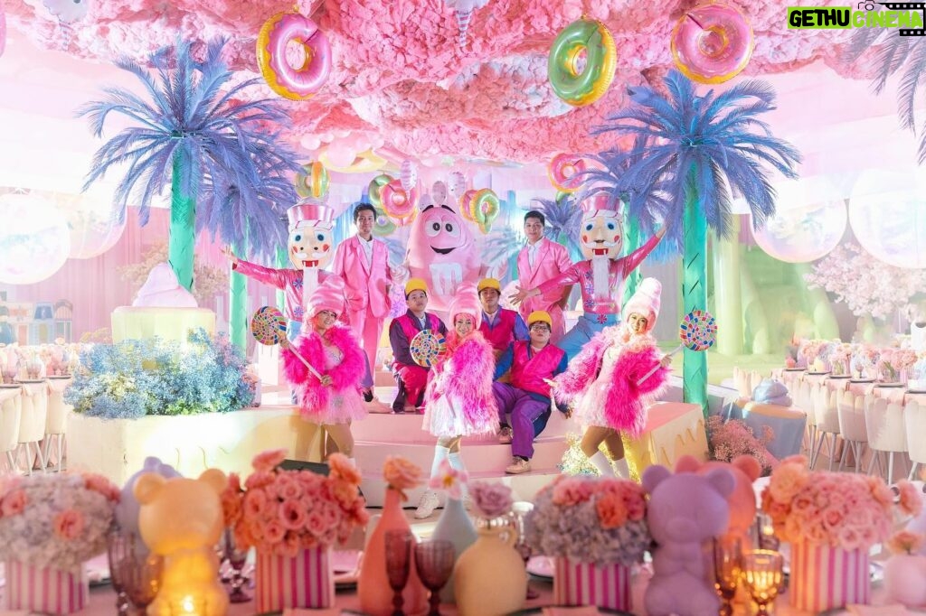 Jennylyn Mercado Instagram - Do you have a sweet tooth? 🍬Then you’re in for a treat. From a blank canvas, @whitespacemnl transformed into a #canDYLANd dream for @mercadojenny and @dennistrillo’s daughter Dylan’s first birthday! 🍭

Yummy gummy bears, pastel palm trees, and life-size candies all around. At this party, desserts came first! All for our sweet little Dylan! 🥰 

Full planning and Coordination:@vpeventsco @niceynice_ 
Event Designer: @gideonhermosa @houseofhermosaph 
Catering: @juancarlocaterer
Lights & Sounds: @ignite.pro
Staging: @4thwall.group
Photo & Video: @niceprintphoto
Dessert Bar: @audreyspastries
Cake: @honeyglazecakes
Giveaway Kids: @insta_mug
Giveaway Adults: @kleankanteen_ph 
Care Kit: @nina.leatherph
Photo booth: @poseandprint
Performer: @geraldine.a.uy
Food Carts:
@crepeglazik
@sweettooth.mgs
@festivesbyclustercones
@pufflesph
donutsonthego
@hotlinksph
@frose.cocktails
@pastapoloph
Play Area:
@cityjumpnslide
@thenestplayandpartypad
@pastelplay.ph
@printdivas
Uv Purifiers sponsored by @allerplasma
Crewmeal by @thepurplewok
Genset: Mc Lights Resources

Detail pictures by: @adrianardiente 

#CaliforniaDreams #KidsParty