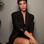 Esmeralda Pimentel Instagram - Esa noche se queda en mi corazón como una prueba del poder de la amistad. 💕

Les ha pasado estar cumpliendo un sueño, tener la alegría mas sincera y la tristeza más profunda, at the same time? 
Ese día fue así. 
Pero mis amigas me sostuvieron, me acompañaron, me animaron, me hicieron reír, bailamos, cantamos, me recordaron que esa tristeza también pasaría, así como también aquel sueño, pronto sería un hermoso recuerdo. 

Lo único permanente es el cambio, y con él la transformación. 
Aprender a habitarnos en las alegrias pero también en las tristezas y los momentos dolorosos acompañadas de nuestra tribu, nos vuelve más resilientes, más empáticas.
Permitirnos ser sostenidas, confiar! ✨

Gracias @estachava y @robibertani por su amistad, por su ternura y su presencia. 

Y gracias a las mujeres presentes en mi vida por ser mi ejército y mi refugio.

Soy infinitamente afortunada por las personas que acompañan mi camino y me dan el privilegio de acompañarles en el suyo.

@papowaisman 📸💕
@rafapontessss 
@estachava