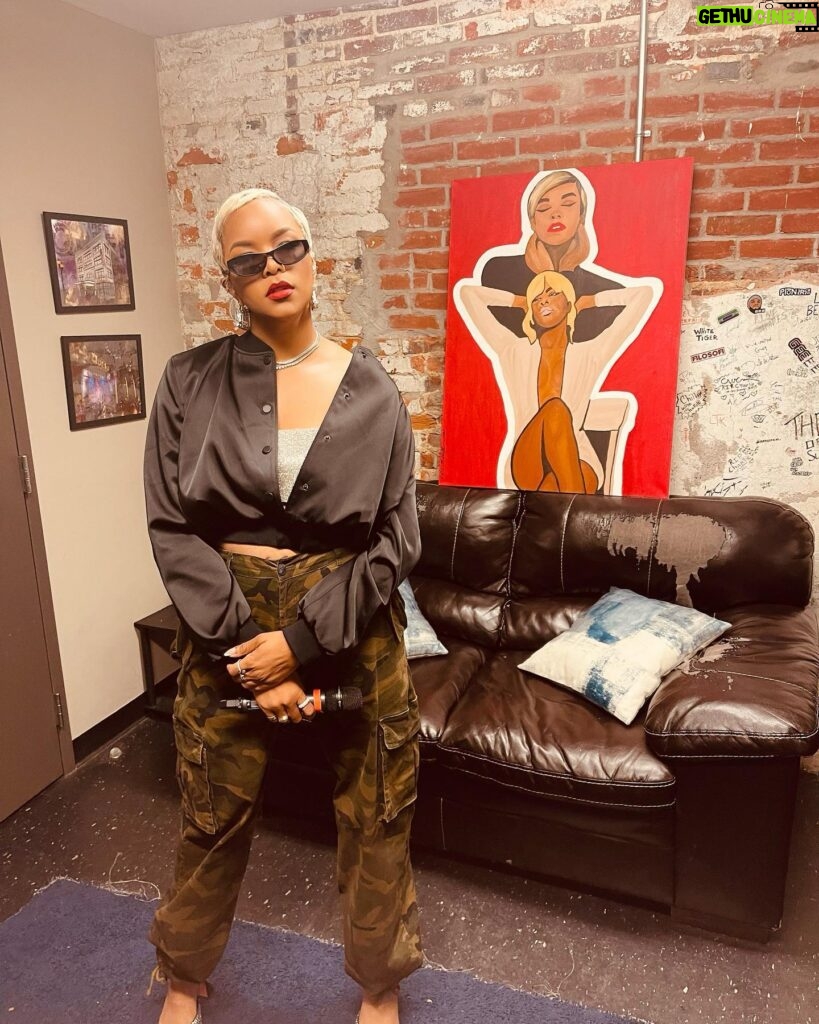 LeToya Luckett Instagram - ✨LAST NIGHT✨

Popped up on the good people of Delaware/ Philly for a surprise performance last night!! A good time was had as we rocked out to some of my R&B faves!! Shout out to @u_me_rnb for having me!! ❤️
✨LAST SWIPE FOR ENERGY✨
Peep the painting in the background by the lovely @cocoacanvas ❤️
