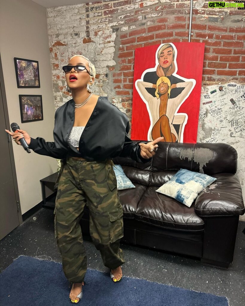 LeToya Luckett Instagram - ✨LAST NIGHT✨

Popped up on the good people of Delaware/ Philly for a surprise performance last night!! A good time was had as we rocked out to some of my R&B faves!! Shout out to @u_me_rnb for having me!! ❤️
✨LAST SWIPE FOR ENERGY✨
Peep the painting in the background by the lovely @cocoacanvas ❤️
