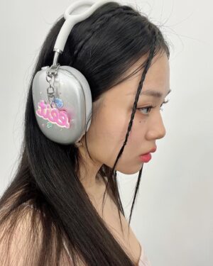 BIBI Instagram - 페스티버에서 선물이 왔어요🥰
이번에 나온 4가지 컨셉의 비비 굿즈!

지금 페스티버에서 제 이야기가 담긴 굿즈를 만나보실 수 있으니 얼른얼른 구경오세요❣️

@festiver_official #페스티버 #festiver #슈피겐 #비비 #BIBI #굿즈