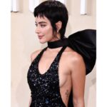 Esmeralda Pimentel Instagram - MONTECRISTO:
Solo tengo palabras de gratitud para este proyecto que me permitió conocer y colaborar con personas tan talentosas, generosas y currantes! 

MONTECRISTO somos todo el equipo delante y detrás de cámaras, la suma de los esfuerzos y visiones coordinadas, todos los departamentos trabajando en conjunto y entregando lo mejor de sí para tener una historia poderosa, entrañable y que te deja con ganas de más.

Gracias @albertoruizrojo por defender mi nombre para que tuviera el privilegio de encarnar a Haydeé. Un personaje que tejimos de la mano, para representar la fuerza de las mujeres. Has sido el mejor capitán que está tripulación pudo tener! 

A mis colegas actores por dejar el corazón todos los días en el set! ✨

A @jesusharodop y equipo por tu ojo y fotografía impecable. 

A @monicavalientej , Miguel Apresa y equipos de maquillaje y vestuario, por diseñar a una Haydeé poderosa, libre, cómoda en su propia piel. 

A @secuoyastudios por los valores de producción y por conformar al mejor equipo de profesionales.! ✨

A @vixoriginals y @movistarplus por ser la casa de nuestra serie. 

A mi equipo @maydelmanager y @getagencia por este sueño hecho realidad. Les 🫶🏼! 

❤️‍🔥✨🦋A mi madre @murguiaesmeralda por enseñarme a expandir mis alas desde niña. Este proyecto lleva tu nombre, mamita! 🦋✨❤️‍🔥

A ustedes por todos sus mensajes de apoyo y reconocimiento a nuestro trabajo. Y por posicionarnos como los #1.