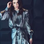 Karla Souza Instagram - ¡Enseñando desde la experiencia! En exclusiva para Marie Claire, @karlasouza nos comparte lo que “La Caída” ha representado en su vida, convirtiéndose en uno de sus proyectos más desafiantes, en el que además vivió el proceso de convertirse en madre y todo lo que eso conlleva. 

Años de dedicación, esfuerzo y pasión son algunas de las cosas que ayudaron a dar vida a su personaje Mariel, un trabajo físico que impactó profundamente en su lado más humano, de la mano de @moetchandon , la actriz celebra un logro más a su vida, permitiéndonos ver más allá de la mujer en la que se ha convertido y que inspira. #KarlaSouzaEsMarieClaire 🤍 
Créditos: Diretor editorial: @gerardangulo  Realización: @sergio.valenzuelach  Fotografía: @marthalvarezbernal 
Peinado: @ernestovargas_hair Maquillaje: @salvadorgonzalezmakeup
Asistente de moda: @michortizand , @vanecl.__ y @zyanyaabreu  Asistente de fotografía:@zoegmz_ 
Entrevistas: @annabrennda