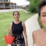 Esmeralda Pimentel Instagram - El amor de mi vida: MI MADRE ✨

Gracias mami @murguiaesmeralda por nuestra familia, por todo lo que tuviste que atravesar sola para sacar 5 hijos adelante. 

Siempre me permitiste explorar el mundo y llevar mi curiosidad hasta las últimas consecuencias. Aun así, tus brazos siempre estaban abiertos y tus oídos atentos a escucharme sin juicio y dejarme ser. 

Se que la única manera de devolverte todo lo que has hecho por nosotros, es siendo la mejor mujer que puedo ser.
🦋

TE AMO, MADRE