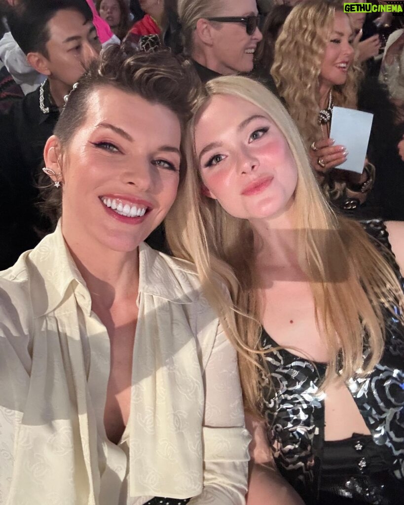 Milla Jovovich Instagram - Had so much fun going to the  @chanelofficial show! Catch the whole experience in my stories and thank you to my amazing glam squad:
Make up: @hollysilius 
Hair: @hairbycandicebirns 
Chanel hair piece: @laetitiacrahay ❤️❤️❤️