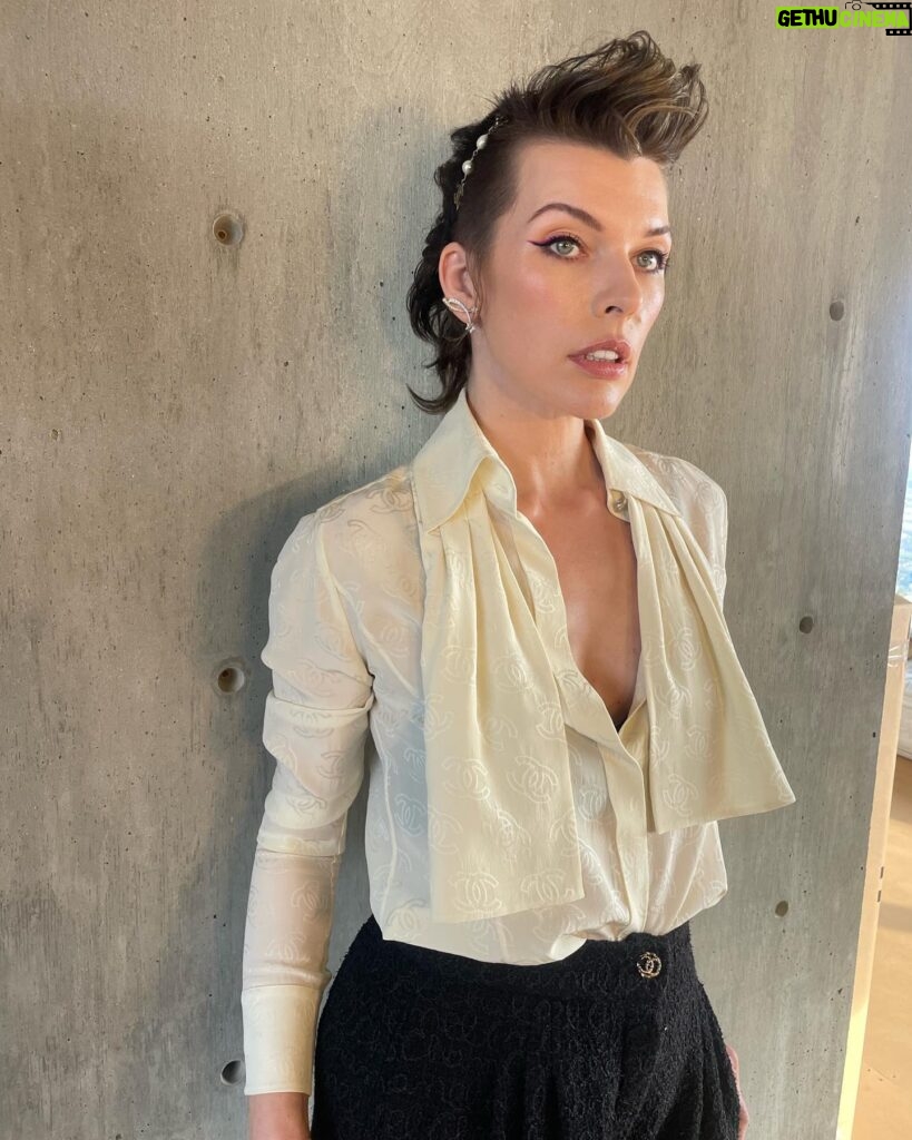 Milla Jovovich Instagram - Had so much fun going to the  @chanelofficial show! Catch the whole experience in my stories and thank you to my amazing glam squad:
Make up: @hollysilius 
Hair: @hairbycandicebirns 
Chanel hair piece: @laetitiacrahay ❤️❤️❤️