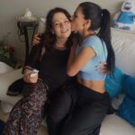 África Zavala Instagram - Feliz día Mami : ahora más que nunca me doy cuenta de lo maravillosa que eres , nunca me cansaré de agradecerte por ser la mejor mama del mundo , por la paz  que solo tú me das , por lo mágica y especial que eres 🙏Dios si que me premio con tenerte en mi vida. Te amo con toda mi alma. Feliz día a todas las mamitas del mundo 🙏Dios las bendiga siempre