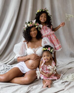 Chanel Iman Instagram - Mothers day keeps getting better. I will be a mommy of 3 🙌🏾 Thank you God for giving me everything I have prayed for 🙏🏽
HAPPY MOTHERS DAY TO ALL MOMS 💐🌷💐