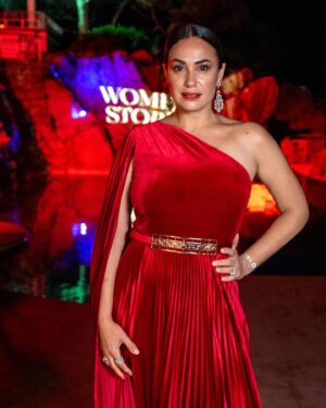 Hend Sabry Instagram - What a night ❤️💃🏻 what a success! So proud of the @redseafilm and @vanityfair #womenstories initiative .. the showcase Arab female talents I met yesterday are so inspiring .. thank you @moalturki and @marchettisimone for a night to remember ❤️
And thank you @ammarparis for the gorgeous shots as usual 😍🙏
Dressed by @honaydaofficial 
MUA @junior_cedeno @diorbeauty 
Hair @romaindurandhair @dessangeparis