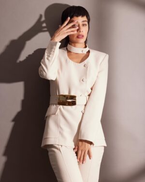 Esmeralda Pimentel Instagram - A sus 33 años, Esmeralda Pimentel tiene claro la importancia de lo que es reconocerse a una misma para que te reconozcan los demás. La actriz mexicana ha llegado a España de la mano de Movistar como protagonista de Montecristo, una serie que la ha situado en la mirada del gran público y le ha dado la oportunidad de vivir una temporada en un país, el nuestro, del que parece no tener prisa por irse. Hablamos con ella de sus inicios, su explantación de pecho, su carrera o cómo un simple corte de pelo la liberó para ser ella misma.

Descubre la entrevista entera en el link de la bio

Por: @nhermosin 
Fotografía: @fernando_roi 
Estilismo: @hrhdiegogrimaldi 
Maquillaje: @helenaliebanas