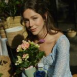 Georgina Amorós Instagram – La primavera, planes por Madrid, un paseo por el mercado de las flores y con @solandecabras mejor aún. 🌼