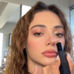 Rabia Soytürk Instagram - #wowzabyselen 
RABİA☘️ 
Ürünler @newwellmakeup 
Contour&Highlight stick
Lıquıd ıllumınator 3 in 1 candy

Video credit @ertugrultaban 
Saç @no3hairmakeupstudio / @ertaneraslanofficial
