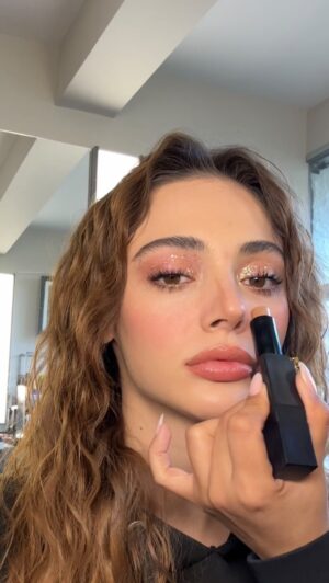 Rabia Soytürk Instagram - #wowzabyselen 
RABİA☘️ 
Ürünler @newwellmakeup 
Contour&Highlight stick
Lıquıd ıllumınator 3 in 1 candy

Video credit @ertugrultaban 
Saç @no3hairmakeupstudio / @ertaneraslanofficial