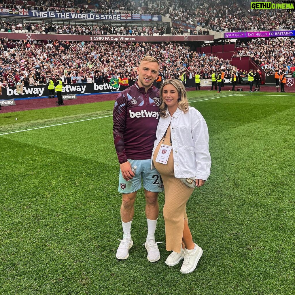 Dani Dyer Instagram - Last home game of the season⚽️
So proud of you & love you always ♡