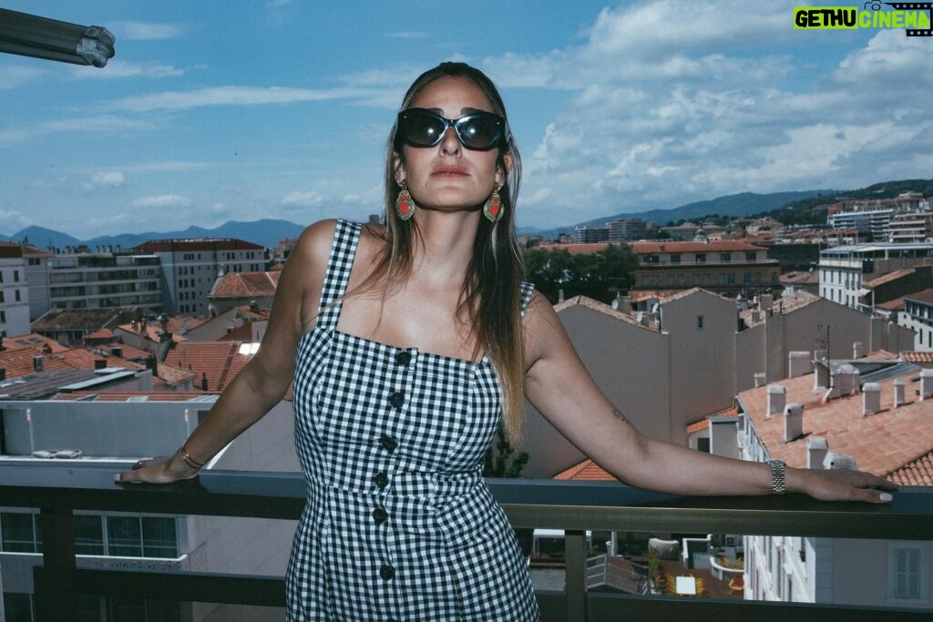 Amina Khalil Instagram - Bonjour Cannes ❤ 

So happy to be here at @festivaldecannes 
Its a true honour to be invited to this legendary festival. 
And tomorrow, you’ll know why I’m here :) 

📸 @a_zaatar