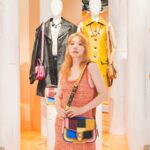 Riisa Naka Instagram - コーチ ポップアップ ストア ❤️
"On The Pier "が伊勢丹新宿店 本館1階 ザ・ステージにて開催中だから遊びにいってきたよ🫡✨❤️

三越伊勢丹限定商品もあって楽しすぎだったしカラフルな砂が入ってるばえばえな瓶に私のサインチェキ入れたから見つけてきてね😁🌺😘😘😘😘❣️❣️❣️

#coachjapan 
#伊勢丹新宿店 
@coach_japan 
@isetan_shinjuku