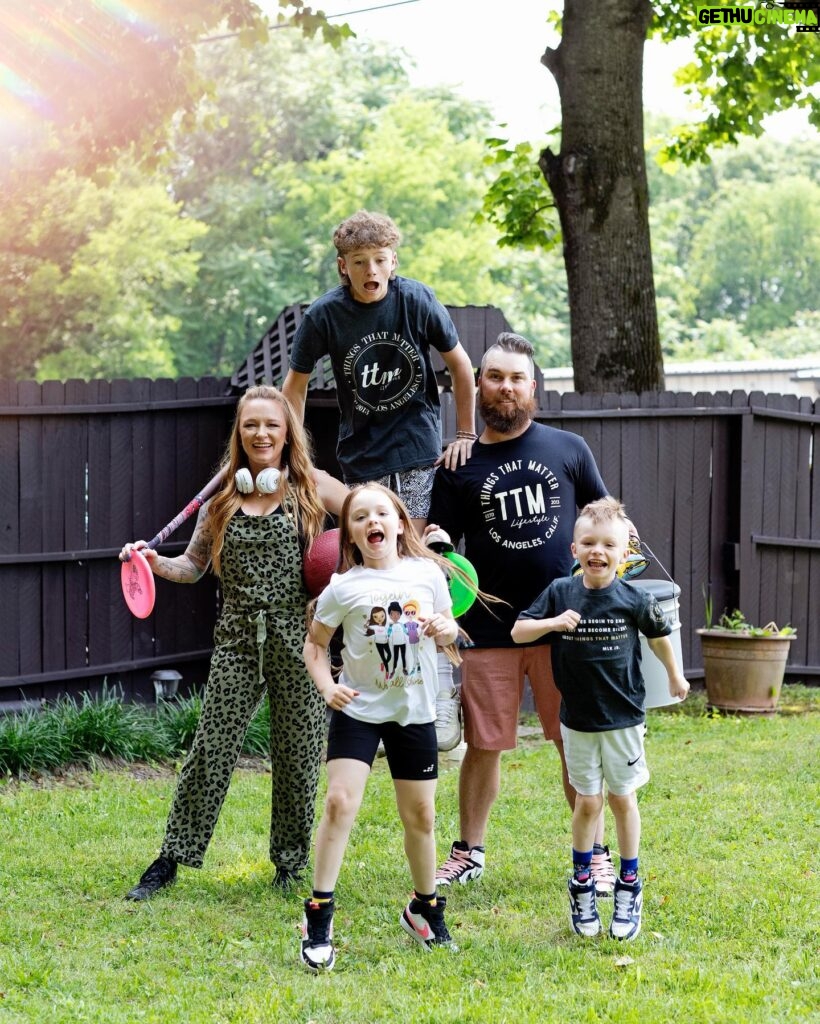 Maci Bookout Instagram - We have very exciting news coming your way soon!!! 🤪

📸 @alanataylorphotography 
💜 @gabriellabordomakeup 💄
💜 @shainaramseyhmu 
💜 @hair.darcy 

#thingsthatmatter #howwasyourweekend 
#missjaydecarter #mrmaverick #bennybaby 

- no we aren’t pregnant -