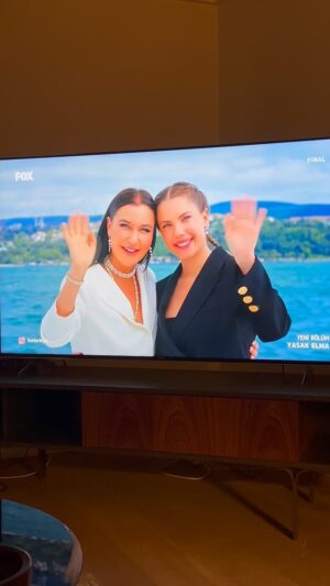Şevval Sam Instagram - HOŞÇAKALIN!! Bizi unutmayın🍎!!! Biz bir elmanın iki yarısıydık🥲😭😭😭😭❤️