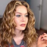 Burcu Biricik Instagram - Bu kadın hem makyaj işini hem doğru ışık doğru an işini iyi biliyor 😁 @hamiyetakpinar 
Saç @serkanyildirim 🤘✨