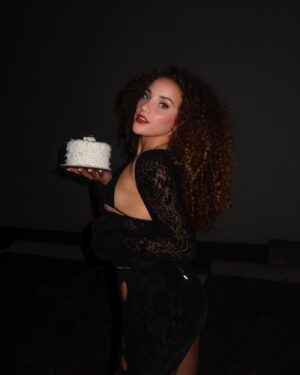 Sofie Dossi Instagram - guess who was born today🎂