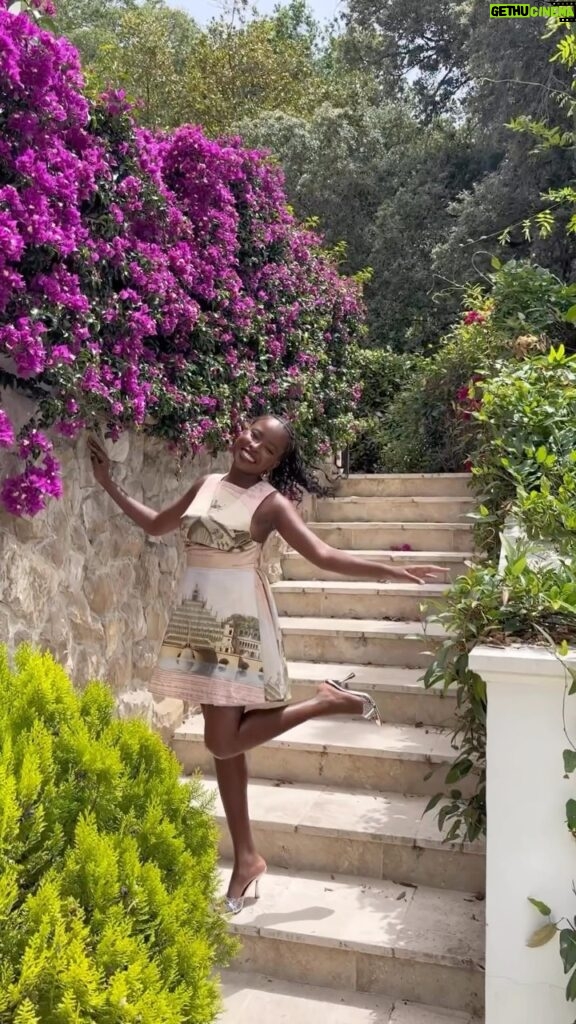 Amanda Gorman Instagram - A dream to join Cannes Lions as Estée Lauder’s Global Changemaker! Hope to see you again soon, Cannes 💛

• Reel by @ampr
• Makeup by @joannasimkin 
• Hair by @itsraela 
• Styling by @jasonbolden
• Earrings are @prada