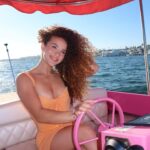 Sofie Dossi Instagram - cheers to a great bday weekend 🎉 
@eboatsrental #visionelectricboatsrental