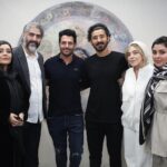 Sare Bayat Instagram - .
این قاب یکی از با ارزشترین لحظات عمر من است.
ابیش با نام خدا و به برکت قدم خانواده ما افتتاح شد.
عیدتون مبارک🤍
@rezagolzar 

@sarvinbayat @rgucci16 @alirezaafkari.officialpage @shirinmoghaddam1 
@sarehbayat_ @abish_healthandbeauty_center 

📸 @maryamrazavii