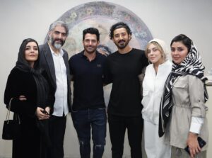 Sare Bayat Instagram - .
این قاب یکی از با ارزشترین لحظات عمر من است.
ابیش با نام خدا و به برکت قدم خانواده ما افتتاح شد.
عیدتون مبارک🤍
@rezagolzar 

@sarvinbayat @rgucci16 @alirezaafkari.officialpage @shirinmoghaddam1 
@sarehbayat_ @abish_healthandbeauty_center 

📸 @maryamrazavii
