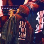 Şevval Sam Instagram - “Rock’ı Severiz” 🖤
#birderdimvar #amanaman #haydigeliçelim #gülpembe 
Tüm dijital platformlarda..diğerleri yolda😉🤩⭐️⭐️⭐️⭐️⭐️
Fotoğraflar @halilguzel ❤️