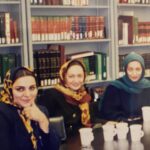 Niki Karimi Instagram - .
عكسى كه ميبينيد از خانم فريماه فرجامى و من و خانم تهمينه ميلانى ، سال ١٣٧٥  است . سفرى به چند ايالت در آمريكا داشتيم به دعوت موسسه اى و بايد بگويم سفرى شد بسيار دلچسب و خاطره انگيز . از شيكاگو و حضور دسته جمعى ما در برنامه تلويزيونى خانم آپرا وينفرى ، تا جست و جو در زيرزمين هاى تاريك و دلچسب براى شنيدن قديمى ترين 
موسيقى بلوز و جز ، تا نيويورك و نمايش فيلم پرى ، كه دقيقا صبح نمايش فيلم جى ، دى ، سلينجر توسط وكيلش جلوى نمايش فيلم را گرفت !
خانم فرشته طائر پور هم بود و گروهى خانم هاى فيلمساز و بازيگر و تهيه كننده .
درست يادم نيست اما فكر كنم سه هفته اى طول كشيد . 
فريماه ، دلنشين ، آرام و بسيار فروتن بود. هميشه در دسترس ، براى پياده روى يا قهوه … و خلاصه هيچ نشانه اى نميديدى از كسى كه سر نام خودش معطل باشد و به هر دليل نخواهد ارتباط برقرار كند . روان بود . 
گاهى اوقات فكر مى كنم چقدر آن زمان اتفاق ها ى سينمايى بود اما چون سوشال ميديا به اينصورت نبود ، هيچ خبرى هم باز تاب پيدا نميكرد مگر در سفر نامه هاى مجله فيلم …
يا فوقش در يك خبر چند سطرى در روزنامه سينما! 
اما اولين آشنايى من با فريماه فرجامى بر 
مى گردد  به همان سال اولى كه با فيلم عروس كانديد بهترين بازيگر فجر شده بودم . 
پرده آخر هم در همه رشته ها كانديد داشت همينطور بهترين بازيگر زن .
من با پدرم رفته بودم اختتاميه . و زمانى كه جاى ما را نشان دادند درست بغل خانم فرجامى بود كه نشستيم و سلام و احوال پرسى كردم . من سن و سالى نداشتم . يك بازيگر تازه وارد …
منتظر شروع مراسم بوديم كه يكدفعه ايشان برگشت و گفت اميدوارم بگيرى جايزه را … و لبخندى زد . 
ميدانستم كه جايزه متعلق به خودش است و تعارف مى كند . گفتم بازيتان را چند بار بايد ديد  و …
اين خاطره را برايش در سفر آمريكا گفتم و هر دو خنديديم و سر تكان داديم 
چقدر زمان زود مى گذرد …
دريغ و افسوس
روحش شاد و يادش گرامى
