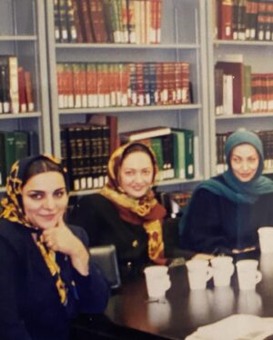 Niki Karimi Instagram - .
عكسى كه ميبينيد از خانم فريماه فرجامى و من و خانم تهمينه ميلانى ، سال ١٣٧٥  است . سفرى به چند ايالت در آمريكا داشتيم به دعوت موسسه اى و بايد بگويم سفرى شد بسيار دلچسب و خاطره انگيز . از شيكاگو و حضور دسته جمعى ما در برنامه تلويزيونى خانم آپرا وينفرى ، تا جست و جو در زيرزمين هاى تاريك و دلچسب براى شنيدن قديمى ترين 
موسيقى بلوز و جز ، تا نيويورك و نمايش فيلم پرى ، كه دقيقا صبح نمايش فيلم جى ، دى ، سلينجر توسط وكيلش جلوى نمايش فيلم را گرفت !
خانم فرشته طائر پور هم بود و گروهى خانم هاى فيلمساز و بازيگر و تهيه كننده .
درست يادم نيست اما فكر كنم سه هفته اى طول كشيد . 
فريماه ، دلنشين ، آرام و بسيار فروتن بود. هميشه در دسترس ، براى پياده روى يا قهوه … و خلاصه هيچ نشانه اى نميديدى از كسى كه سر نام خودش معطل باشد و به هر دليل نخواهد ارتباط برقرار كند . روان بود . 
گاهى اوقات فكر مى كنم چقدر آن زمان اتفاق ها ى سينمايى بود اما چون سوشال ميديا به اينصورت نبود ، هيچ خبرى هم باز تاب پيدا نميكرد مگر در سفر نامه هاى مجله فيلم …
يا فوقش در يك خبر چند سطرى در روزنامه سينما! 
اما اولين آشنايى من با فريماه فرجامى بر 
مى گردد  به همان سال اولى كه با فيلم عروس كانديد بهترين بازيگر فجر شده بودم . 
پرده آخر هم در همه رشته ها كانديد داشت همينطور بهترين بازيگر زن .
من با پدرم رفته بودم اختتاميه . و زمانى كه جاى ما را نشان دادند درست بغل خانم فرجامى بود كه نشستيم و سلام و احوال پرسى كردم . من سن و سالى نداشتم . يك بازيگر تازه وارد …
منتظر شروع مراسم بوديم كه يكدفعه ايشان برگشت و گفت اميدوارم بگيرى جايزه را … و لبخندى زد . 
ميدانستم كه جايزه متعلق به خودش است و تعارف مى كند . گفتم بازيتان را چند بار بايد ديد  و …
اين خاطره را برايش در سفر آمريكا گفتم و هر دو خنديديم و سر تكان داديم 
چقدر زمان زود مى گذرد …
دريغ و افسوس
روحش شاد و يادش گرامى