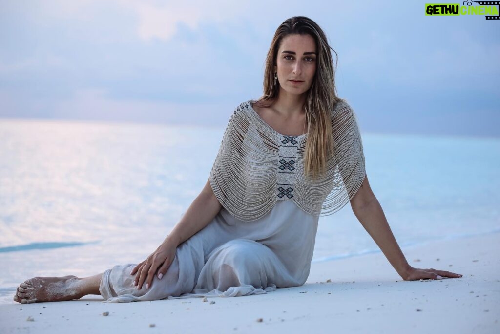 Amina Khalil Instagram - From the moment you arrive, you start to feel the serenity hugging you in.. calming you.. grounding you in your solitude.. and then, you start breathing again 🤍 
📍 Anantara Kihaveh, Maldives. 

@anantarakihavah 
@dashconsultancy 
#anantarajourneys
