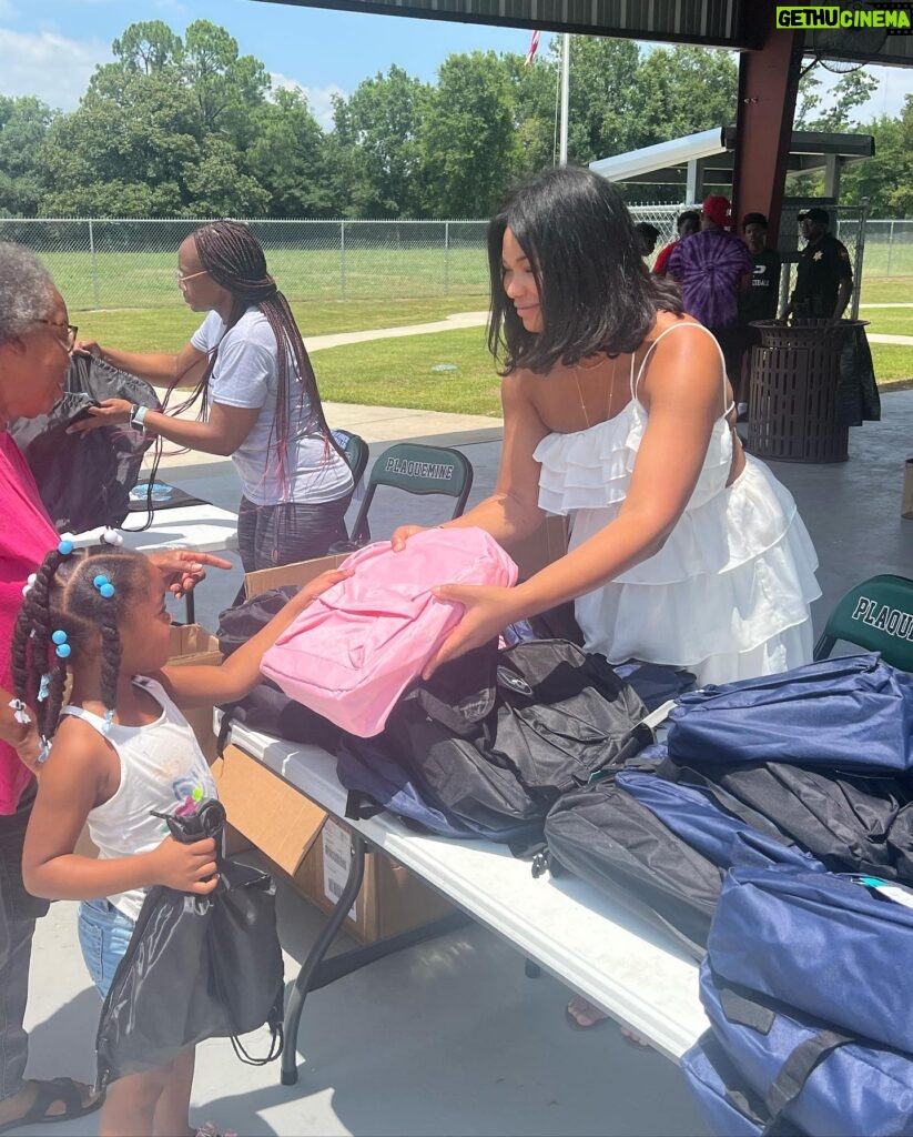 Chanel Iman Instagram - A Day of giving is always a great day🙏🏽 So proud to be apart of the @chauxdownfoundation @chauxdown Back to school give away , Football Camps and so much more 🙌🏾 The Link in my bio for you to be apart of it to ❤️ 📍Plaquemine , Louisana 🏈