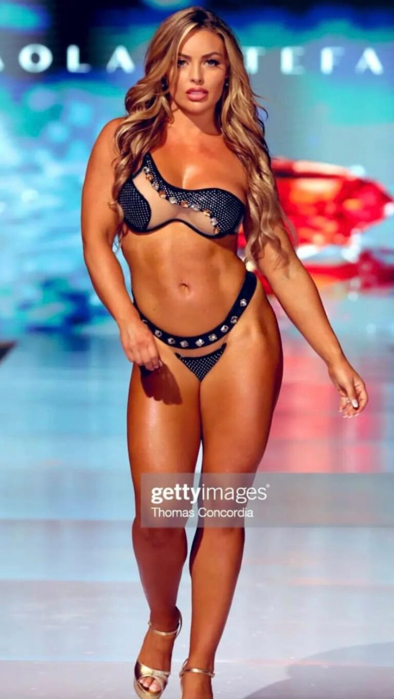 Mandy Rose Instagram - The strut 💁🏻‍♀️ So much fun walking in Miami Swim Week last night for @paoestefania and her amazing @paolaswimwear 👙 line! Thanks for everyone behind the scenes for putting on a great show! 🙌🏼
 
Hair styled by @emiliouribebeauty 
MU @glowwithmilan @emiliouribebeauty 
👙 @paolaswimwear 

@miamiswimweekshows @gettyimages 
@paolaestefaniaofficial #paolaestefaniaofficial #paolaswimwear #MiamiSwimweek #DCSW