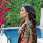 Hend Sabry Instagram - "ومن صحب الدنيا طويلا تقلبت
على عينه حتى يرى صدقها كذبا"_المتنبّي