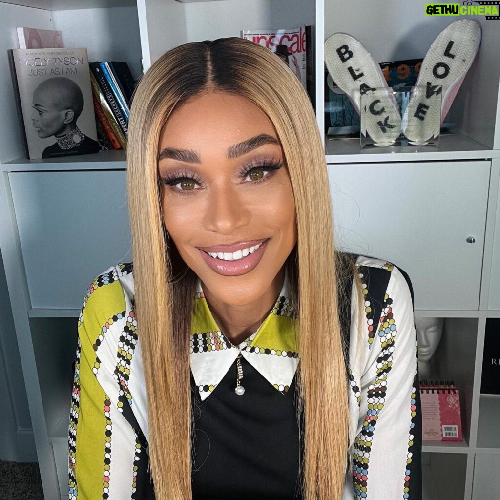 Tami Roman Instagram - Just ANUTHA day at the office 💛