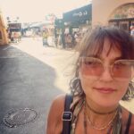 Şevval Sam Instagram - Gezdim tozdum aman aman…😎🎵👍🏼🤩💕 #rockıseveriz #amanaman