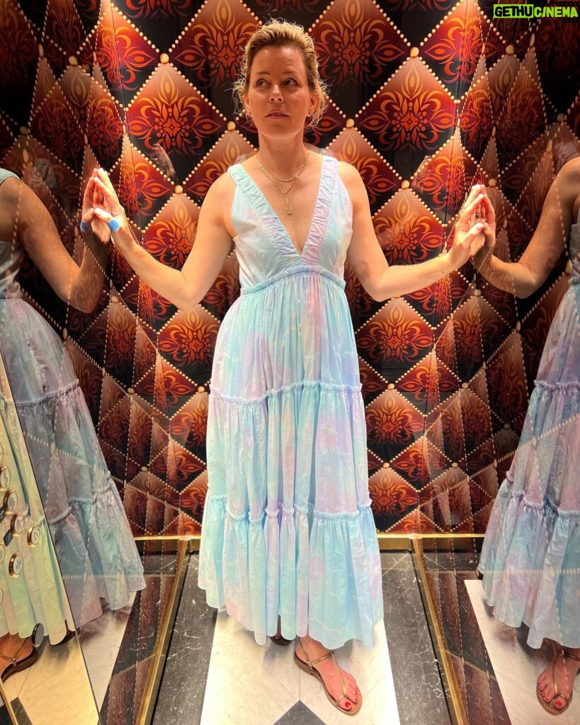 Elizabeth Banks Instagram - Elevator enjoyment in a summer dress.