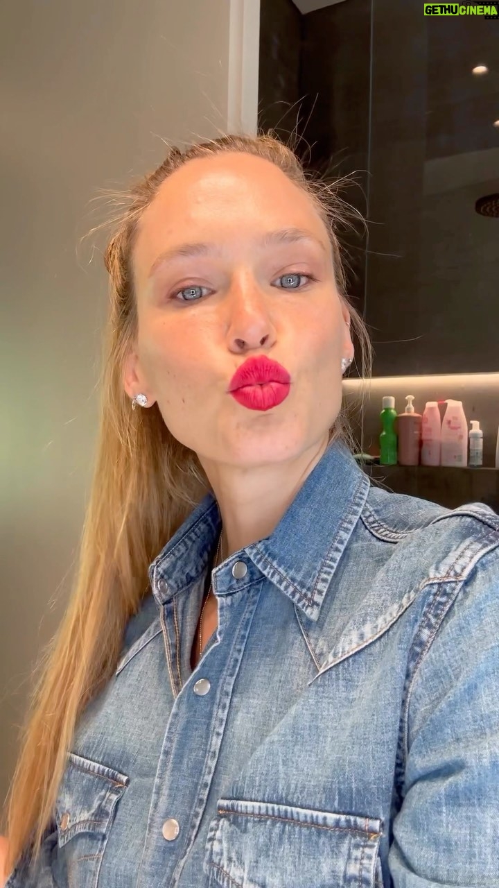 Bar Refaeli Instagram - First time doing this myself !! 💋 
What do you think? Did I do it right ?