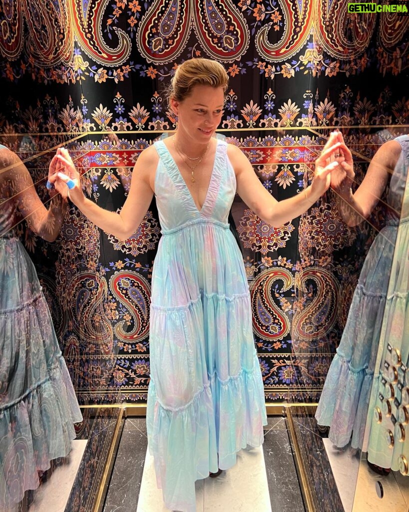 Elizabeth Banks Instagram - Elevator enjoyment in a summer dress.