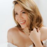 Julia Montes Instagram - Life is better when you are smiling 😁
.
.
.

 thank you @dr.rfdsmile  and @urbansmilesph for my smile 🤭❤️ and ofcourse I’m so happy to be part of your family … congratulations for your 10th year anniversary 😘❤️