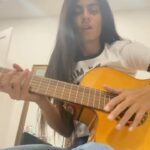 Jessie Reyez Instagram - Cuz I felt like it 

My pops used to play this song all the time

It’s called triunfamos (we triumphed) and it’s about a love that made it against all odds 
🤢
Lol

I still have to learn the intro

Da bih hard afok 

But when I got it, it’s gonna b nasty 

So nasty (Romeo voice)