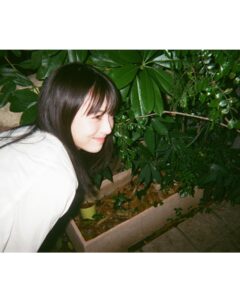 Minami Hamabe Instagram - 金曜日🐢
おつかれさまです🐢
『らんまん』今週もありがとうございました!

本日の放送では、万太郎と寿恵子は長屋の皆さんに助けてもらい、無事に元気な赤ちゃんと出会うことができました🐢
万太郎さんは生まれてくる赤ちゃんの名前をずっと考えてくれていましたが、考えに考えぬき、「園子」という、植物を愛する万太郎さんらしい愛に溢れた名前を付けてくださいました🐢
万太郎と寿恵子にとってのかけがえのない宝物を迎え、これから3人家族の物語が広がっていきます🐢
来週もぜひ見届けていただけますと嬉しいです🐢

そして、『らんまん』のファンブックが25日に発売されるようです🐢
今回のファンブックはらんまん女性陣に焦点を当てたものとなっています🐢
佐久間由衣ちゃんの撮り下ろしカットが見目麗しくて最高でした
バナナの写真が、ファンブック撮影日の写真です🐢

わたしも勘違いしていたのですが、神木万太郎さんとの写真は『らんまんガイドブックPart2』のものらしいです！
どちらも発売は25日!
乞うご期待!!

ではでは来週またお会いしましょう!!🐢
