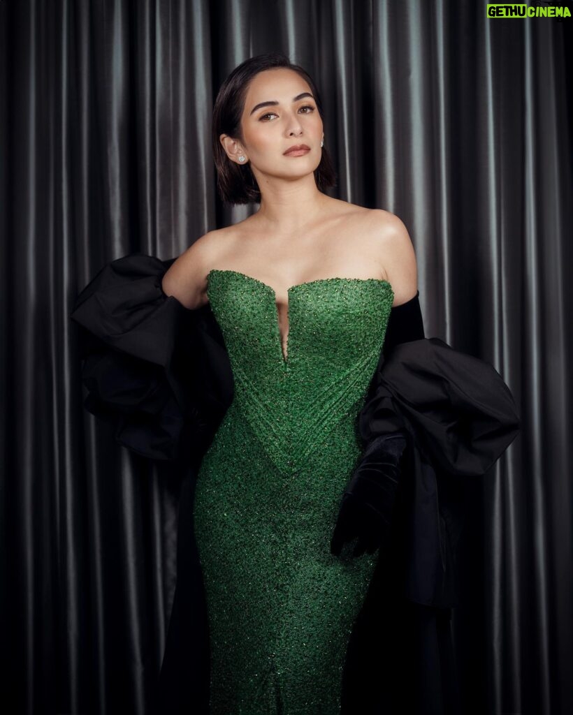 Jennylyn Mercado Instagram - Sometimes in heels, sometimes in dresses… 
#gmagalanight 

Gown: @anthonyramirez_official @tomford

Jewelry: @loverocksjewelry

Minaudiere: @blingandcoph

Mua: @janellcapuchino 

Hair: @bianca_anne_vergara17

Suit: @rubrinas @tomford @ysl 

Style: #styledbyajalberto @ianvinarao

Special thanks to Bessie @jankristofferenriquez