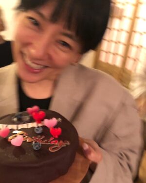 Asami Mizukawa Instagram - 7月24日に40歳になりました🌻
「お誕生日おめでとう」と言ってもらえる一年に一度の嬉しい日。
本当にしみじみと感謝の気持ちが湧き上がります。
ありがとう。

身体も心もイキイキと健やかに健康第一でこれからもやらせてもらいます〜🤸‍♀️✴︎⭐︎⬡
40歳からのわたくしも何卒よろしくお願い申し上げまする🤲🏻

お祝いしてもらった沢山の嬉し嬉しを記録。